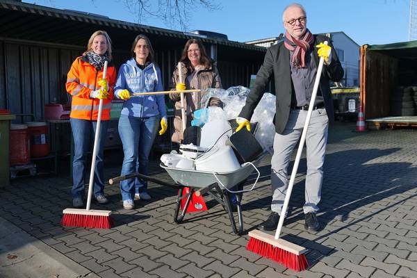 (v. l.) Andrea Eckert und Heike Schulte-Knappmann vom ZBH, Silvia Godde (stellvertretende Bürgermeisterinnen) und Bürgermeister Matthias Müller freuen sich auf den anstehenden Putztag im März. (Foto: Stadt Herten)