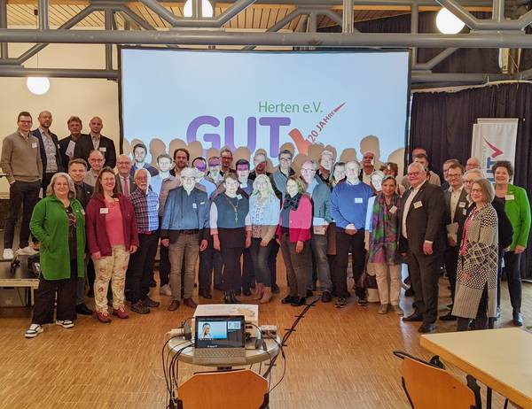 Gruppenbild zum Geburtstag: Der Unternehmer- und Gründertreff GUT Herten hat im Bürgerhaus Herten seinen 20. Geburtstag gefeiert.