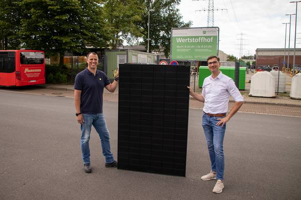 ZBH-Betriebsleiter Gregor Born (l.) und Evangelos Kamarakis, Leiter der Abteilung Energiedienstleistungen bei den Hertener Stadtwerken, freuen sich über die Inbetriebnahme des neuen 240-Kilowattpeak-Sonnenkraftwerks. (Foto: Hertener Stadtwerke_Jan Ahlers)