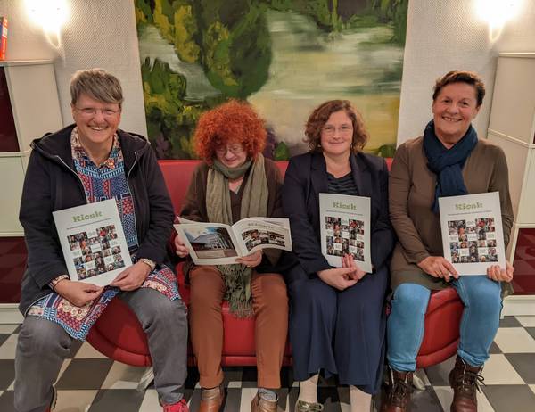 Die Seniorenbeirats-Mitglieder Munevera Ackermann (r.), Rita Ludwig und Claudia Heinrichs (v.l.) bilden mit Ruth Heppner das Redaktionsteam der Zeitung "Kiosk". Sie präsentieren die Erstausgabe der Hertener Publikation für Seniorinnen und Senioren gemeinsam mit Stefanie Hasler (2.v.r.) von der Stadtverwaltung.